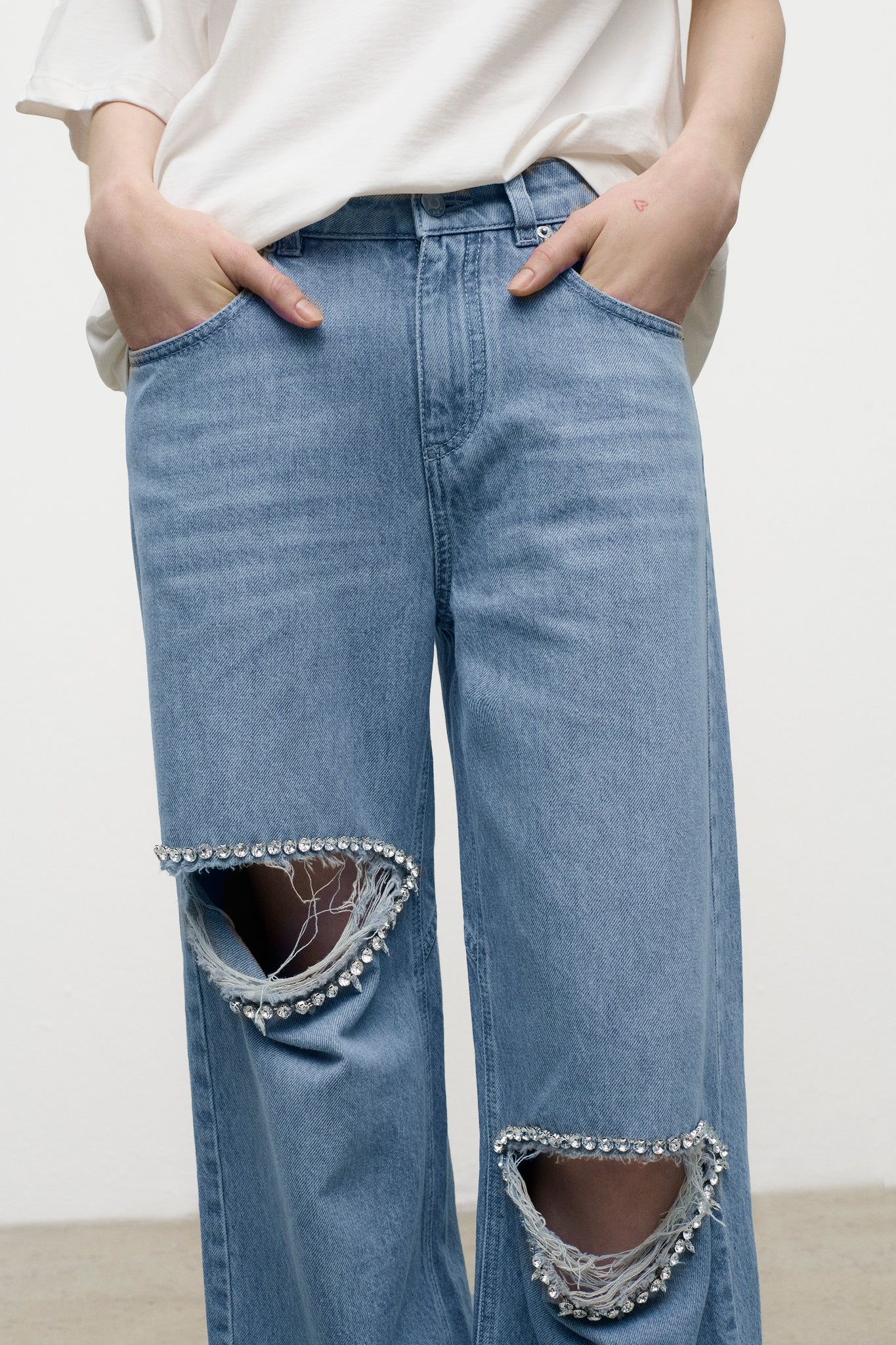 Distressed Crystal Relaxed Slit Jean